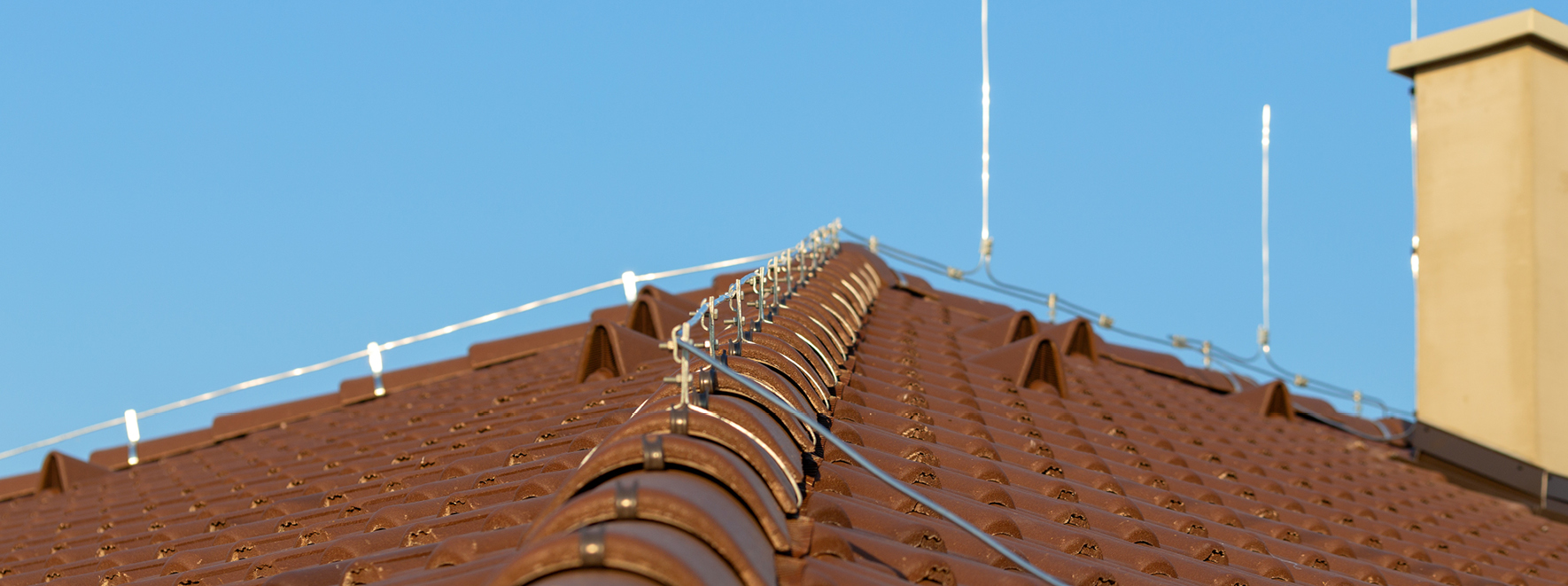 Blitzschutz-Anlage Montage auf Dach, Huser Gebäudetechnik